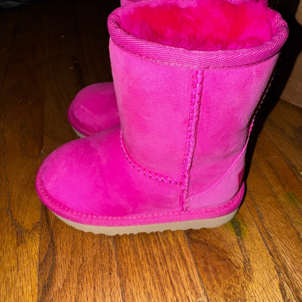 UGG boots. Toddler size 7. Never worn.